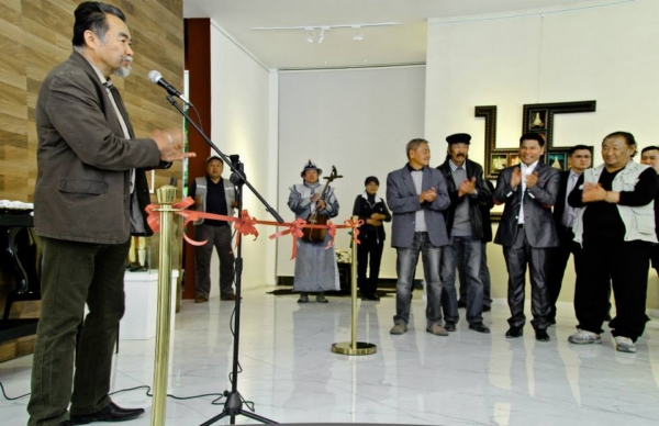 Сийлбэрч, дуучин Т.Баттогтохын “Далны морьд” үзэсгэлэн нээгдлээ